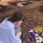 Sambil Memeluk Foto dan Menciumnya, Amanda Manopo Menangis di Pusara Ibunya